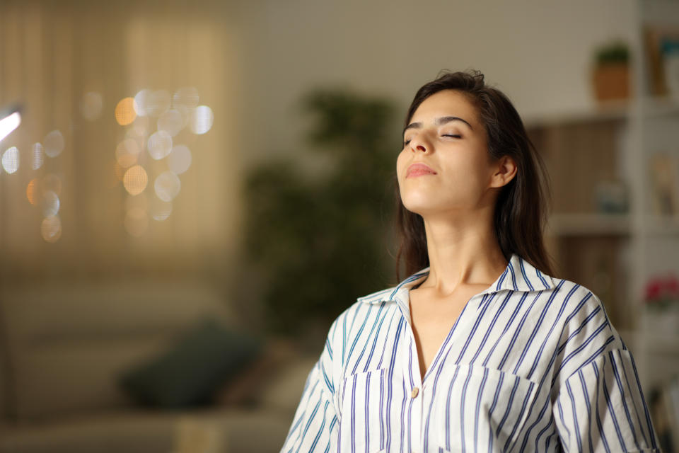 Mujer haciendo ejercicios de respiración 