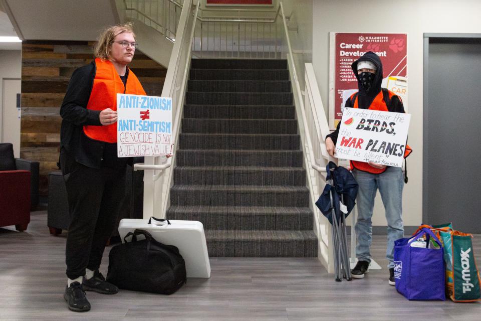 Members of the Willamette Students for a Democratic Society welcome Willamette University students who want to show support for Palestinians.