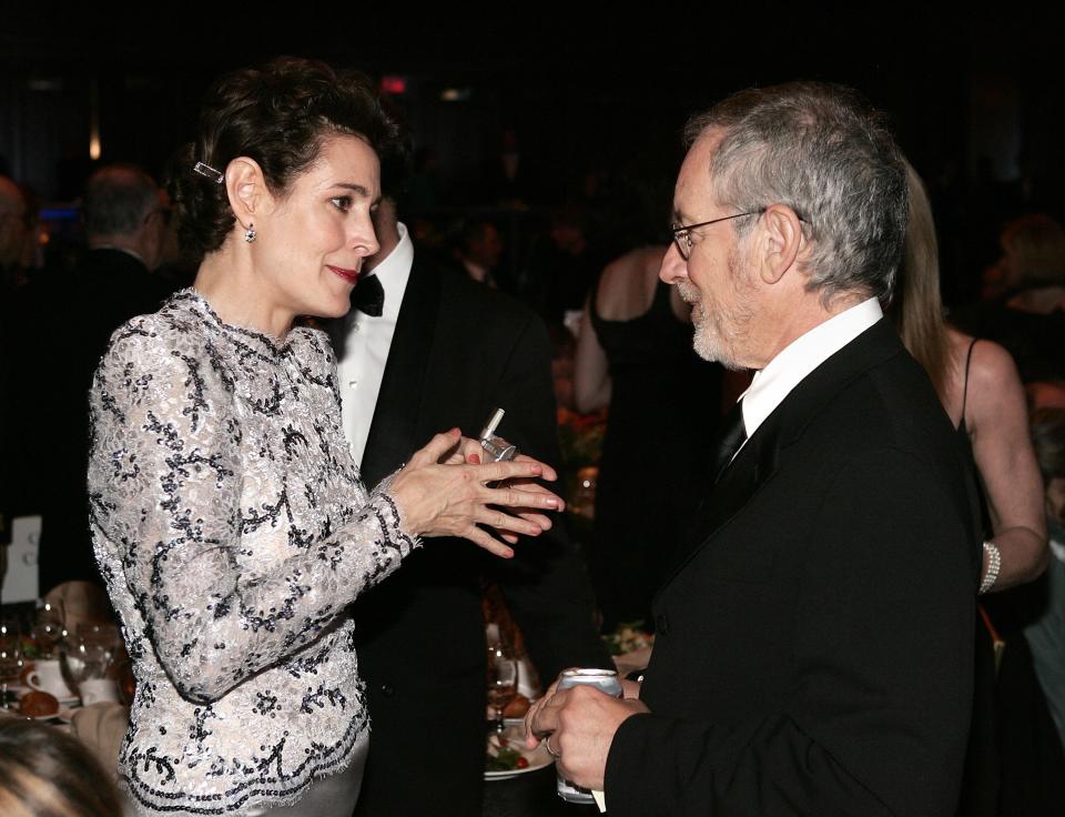 LOS ÁNGELES, CA - 28 DE ENERO: La actriz Sean Young y el director Steven Spielberg hablan durante la 58.a edición anual de los Premios del Sindicato de Directores de América celebrada en el Hyatt Regency Century Plaza el 28 de enero de 2006 en Los Ángeles, California. EXCLUSIVO. (Foto de Vince Bucci/Getty Images)