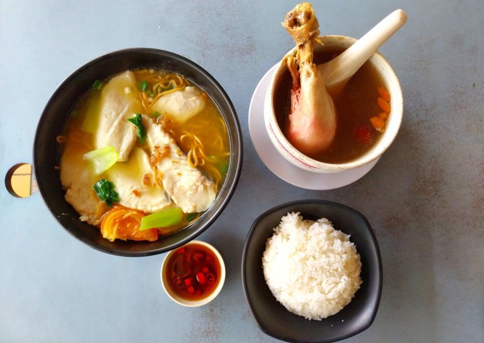 Chong boon market - herbal soup and fish noodles