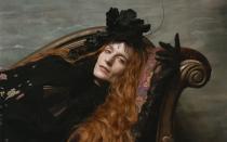 Auch eine Ikone, die eher aus dem Rahmen fällt: Florence Welch, Sängerin von Florence + the Machine, wird von ihren Fans verehrt wie eine Göttin. Sie ist allerdings nicht die Art Frau, die jedem Modetrend hinterherrennt. Hier wirkt sie eher wie eine dieser blassen und zerbrechlichen Schönheiten, wie man sie aus den Gruselgeschichten von Edgar Allan Poe kennt. (Bild: Autumn de Wilde)