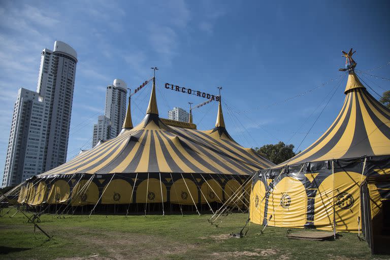 El circo Rodas hoy funciona como un centro de testeos gratuitos frente al Monumento a la Bandera, en Rosario