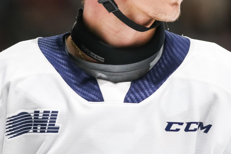 Algunos jugadores de hockey han comenzado a usar protectores de cuello como este para prevenir algún corte peligroso. (Photo by Chris Tanouye/Getty Images)