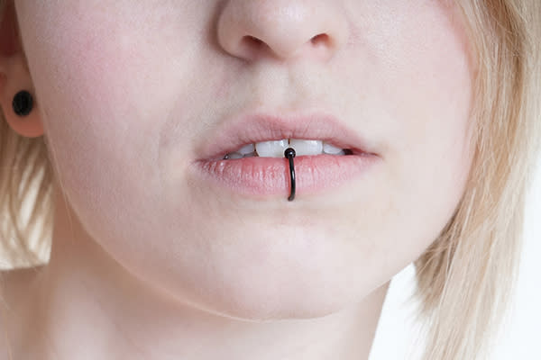 Hasta 50% de quienes tienen piercings en los labios padecerían de recesión gingival. Foto: Axel Bueckert / EyeEm / Getty Images.