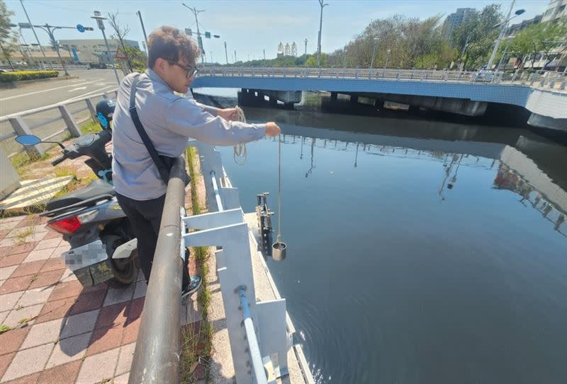 水利局到台南市安平區健康路樂利橋周邊勘查取樣。(圖／台南市水利局提供)