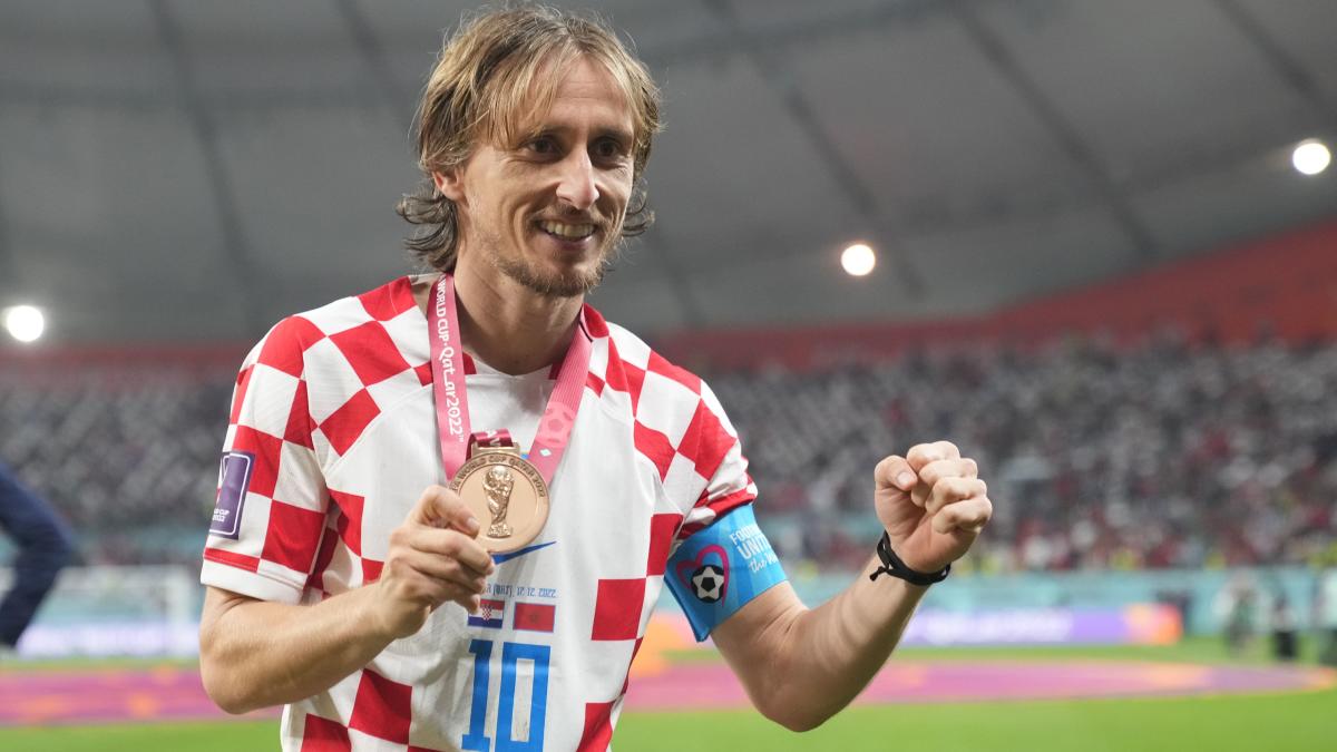 Luka Modric - 2022 World Cup Nike Croatia Jersey (M) With Patches