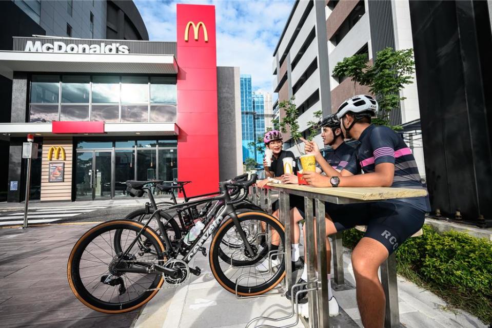 友善低碳交通，台北舊宗二餐廳首設自行車「鐵馬驛站」，騎自行車前去的消費者可多多利用。圖／台灣麥當勞提供