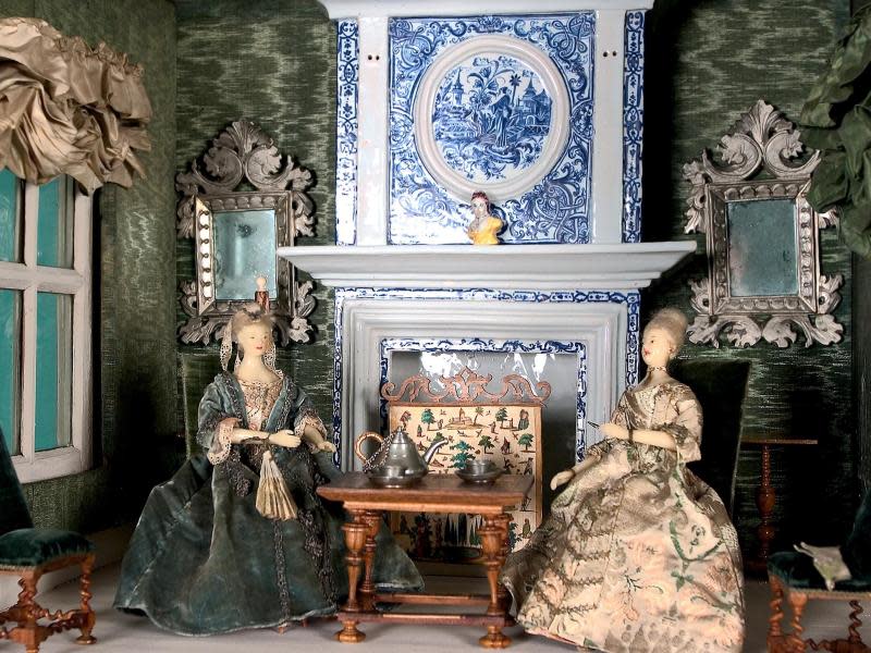 Fast 400 Puppen, alle in den Originalvitrinen, zeigt das Schlossmuseum in Arnstadt. Dazu gehört auch diese Szene mit Damen beim Kaffeeklatsch. Foto: Schlossmuseum Arnstadt/Detlef Marschall