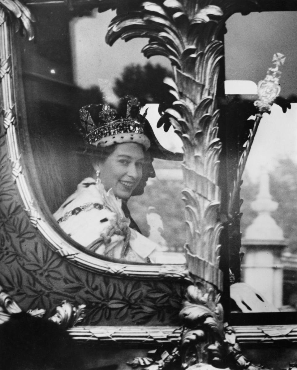 Die Krönung von Queen Elizabeth II. am 2. Juni 1953 war allein deshalb schon bedeutsam, weil sie erstmals live im Fernsehen übertragen wurde. Ob die Krönung von Charles eine ähnliche Bedeutung in den britischen Geschichtsbüchern haben wird? (Bild: Illustrated London News/Hulton Archive/Getty Images)