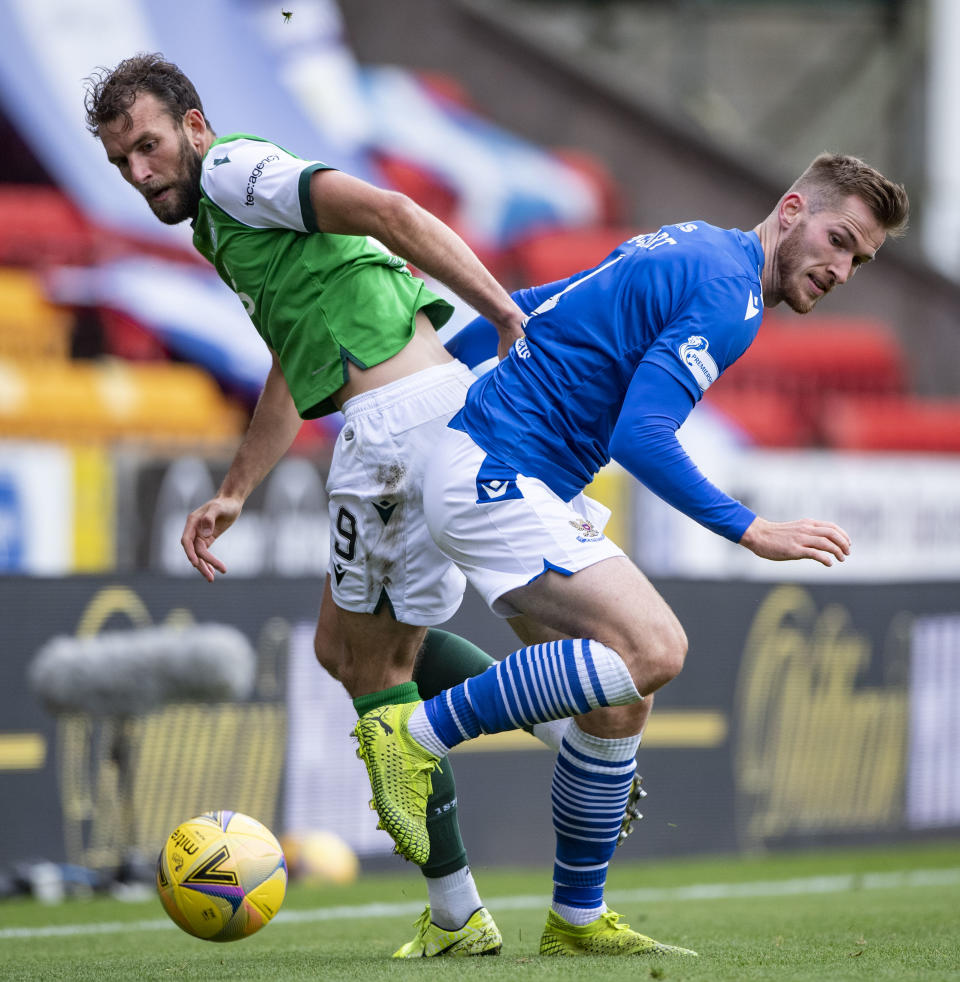 PERTH, SCOTLAND - AUGUST 23: Hibernian's Christian Doidge (left) competes with Jamie McCart during the Scottish Premiership match between St Johnstone and Hibernian at McDiarmid Park, on August 23, 2020, in Perth, Scotland. (Photo by Bill Murray / SNS Group via Getty Images)