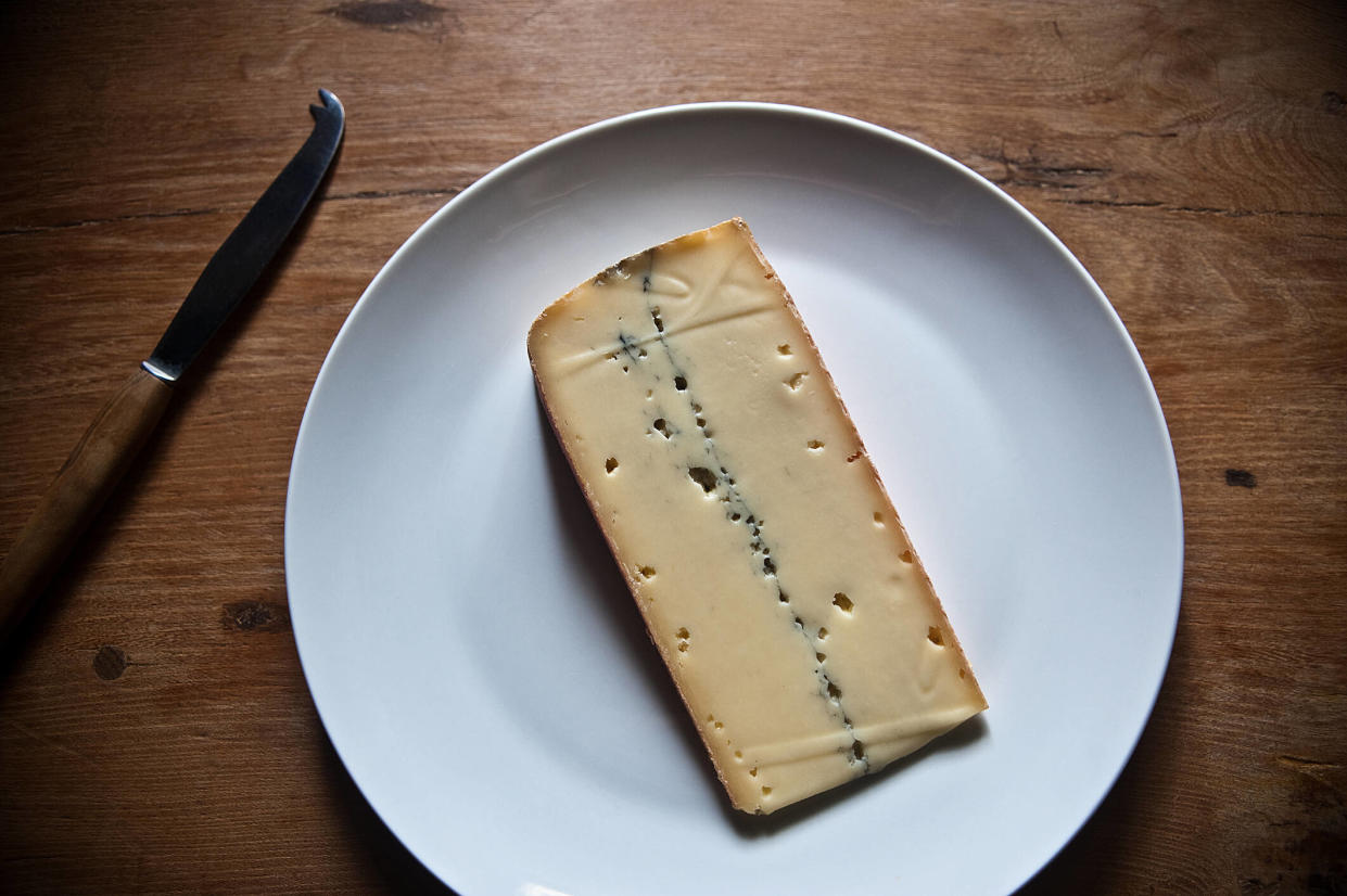 La viande crue et les fromages au lait cru sont à proscrire pour les jeunes enfants.