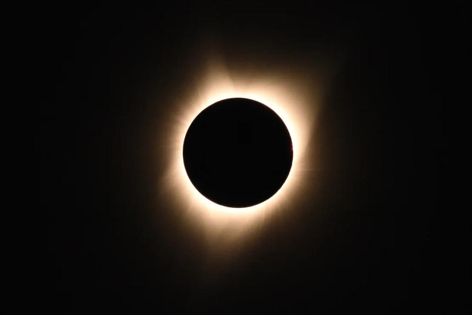 La corona del sol, o atmósfera exterior caliente, es visible cuando la luna pasa frente al sol durante un eclipse solar total en el rancho Big Summit Prairie en el Bosque Nacional Ochoco de Oregón el 21 de agosto de 2017. Robyn Beck/AFP/Getty Images