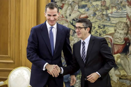 Spain's King Felipe (L) greets newly elected parliament speaker Patxi Lopez at the Zarzuela Palace outside Madrid, January 14, 2016, the day after the lower house of parliament reconvened for the first time since an inconclusive election last month with political parties still wrangling over the formation of a government. REUTERS/Emilio Naranjo/Pool