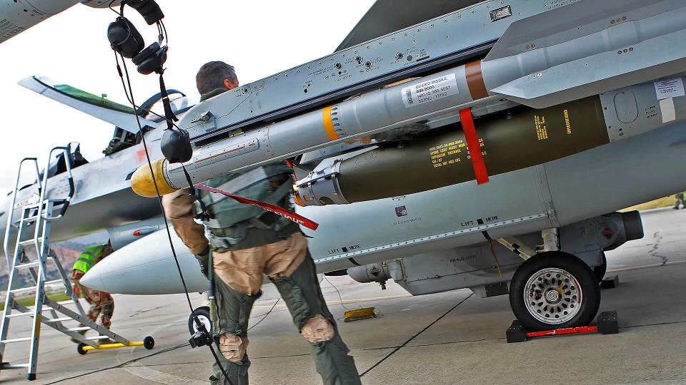 An IRIS-T (AIM-2000), 500-pound JDAM, and AN/ALQ-131 electronic warfare pod loaded on a Norwegian F-16A MLU. (Torbjørn Kjosvold / Forsvaret)