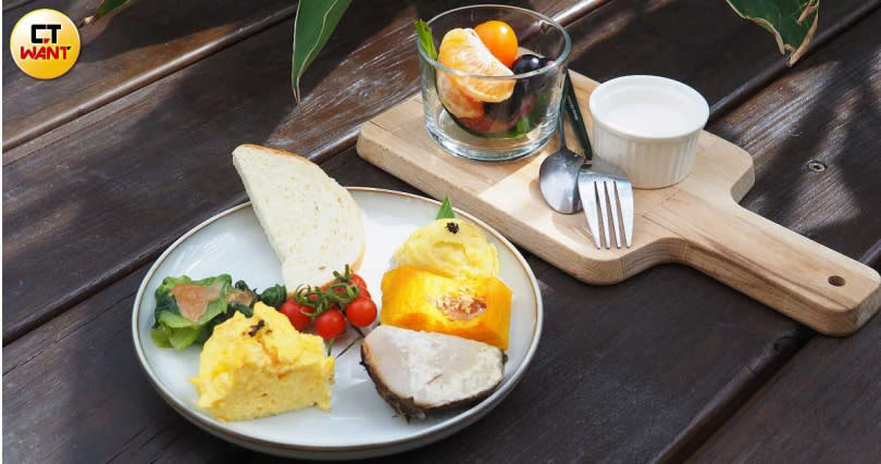 早餐以「從產地到餐桌」概念出發，可吃到如來自台東晨希牧場的放牧土雞蛋、烤小農作物與馬告水果杯等。（圖／魏妤靜攝）