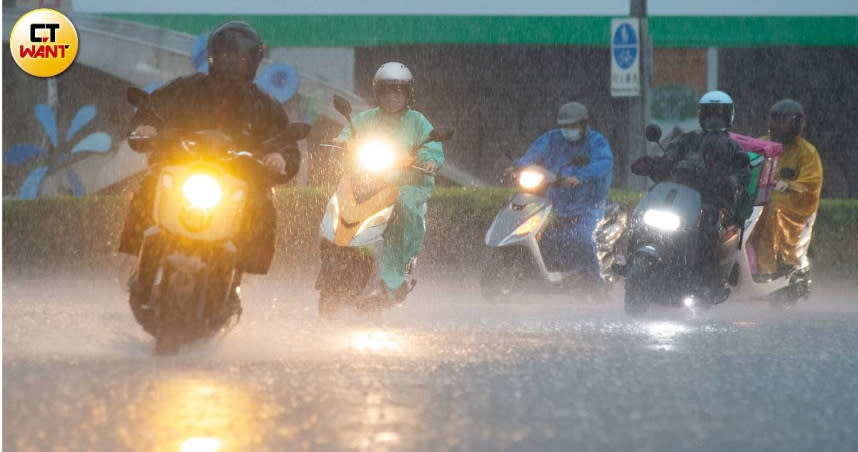 豪雨猛攻南部，經濟部水利署今（15）日下午5點公告，高雄市、台南市共10地區淹水警戒。（示意圖／黃耀徵攝）