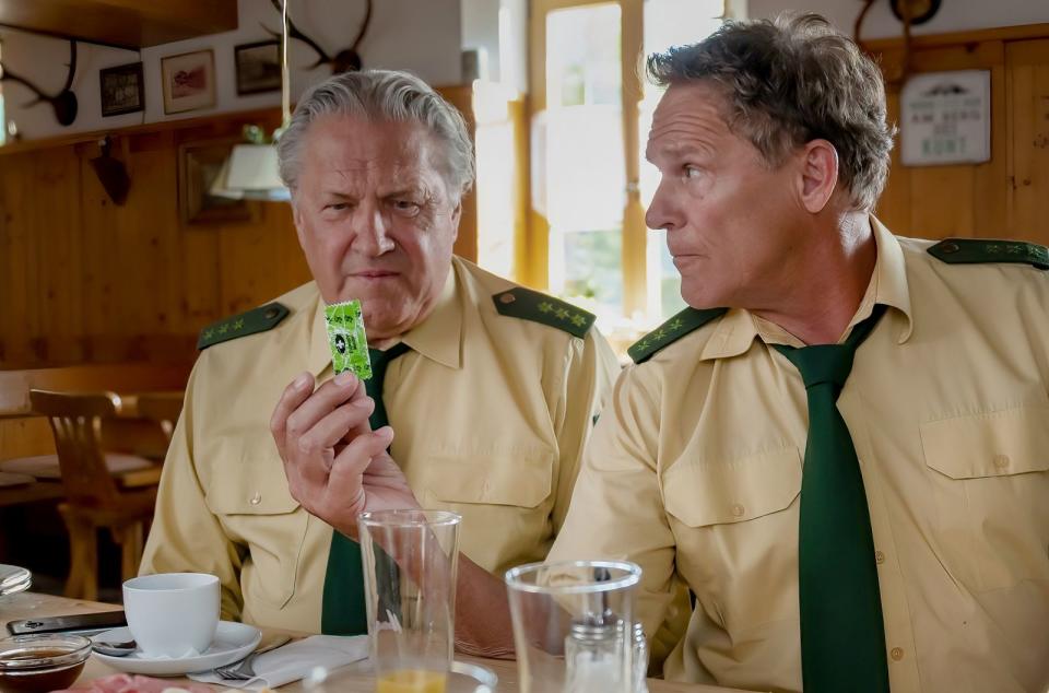 Im vierten Fernsehfilm der beliebten Heimatkrimi-Serie "Hubert ohne Staller" ermittelten die Kult-Cops aus Wolfratshausen "dem Himmel ganz nah". Ohne es zunächst zu ahnen, waren Girwidz (Michael Brandner, links) und Hubert (Christian Tramitz) einer ganzen Schar von Tätern auf der Spur. (Bild: ARD/Thomas Neumeier)