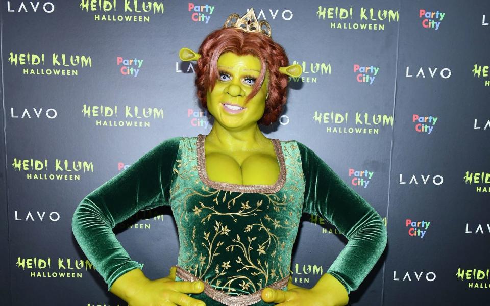 Als Fiona, die Frau von Shrek, begeisterte Heidi Klum 2018 ihre Fans. Der Shrek an ihrer Seite? Ehemann Tom Kaulitz. (Bild: 2018 Getty Images/Noam Galai)