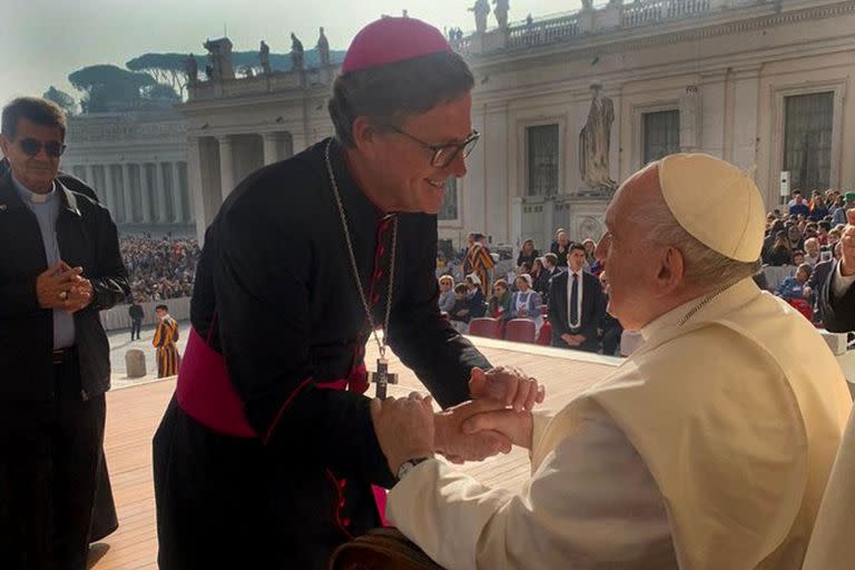 Ayer, al final de la audiencia general de los miércoles, García Cuerva saludó al Papa