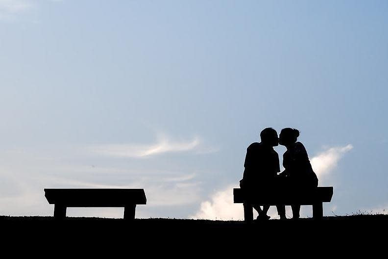 父親直擊自己一雙兒女在公園擁吻，擔心上網詢問若日後兩人結婚是否合法。（示意圖，Pixabay）