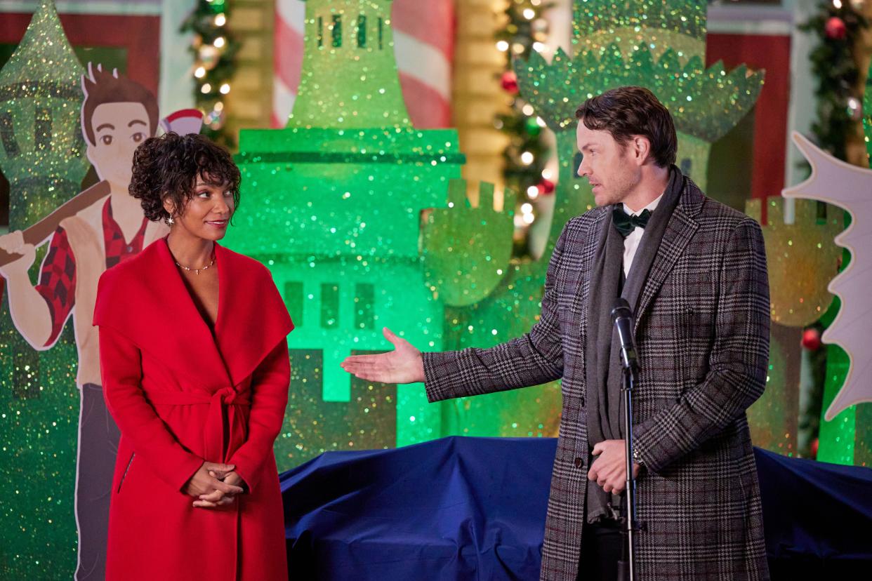 Lyndie Greenwood and Paul Campbell star in "Magic in Mistletoe," a new Hallmark Channel holiday movie written by Memphis author Skyy Blair.