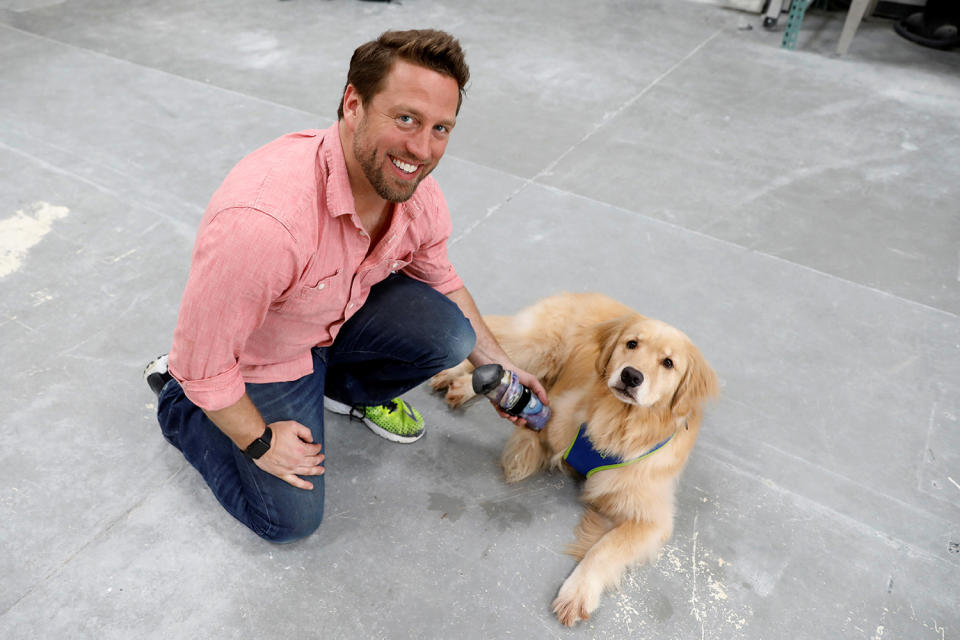 <p>Derrick Campana hält im Animal Ortho Care in Sterling, Virginia, die Pfoten-Prothese von Kenna, einem drei Jahre alten Golden Retriever, der ohne Vorderpfote geboren wurde, 27. März 2017. (Kevin Lamarque/Reuters) </p>