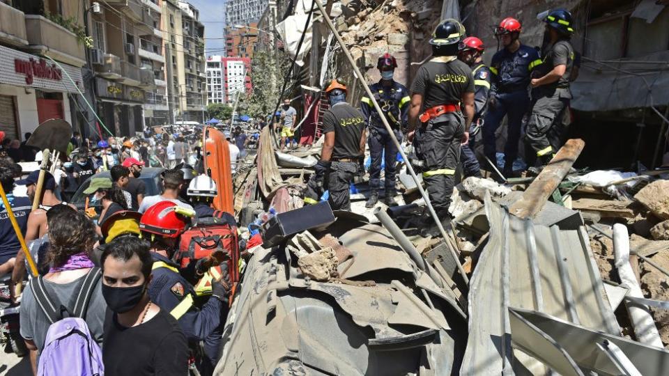 Bomberos buscan desaparecidos entre los escombros.