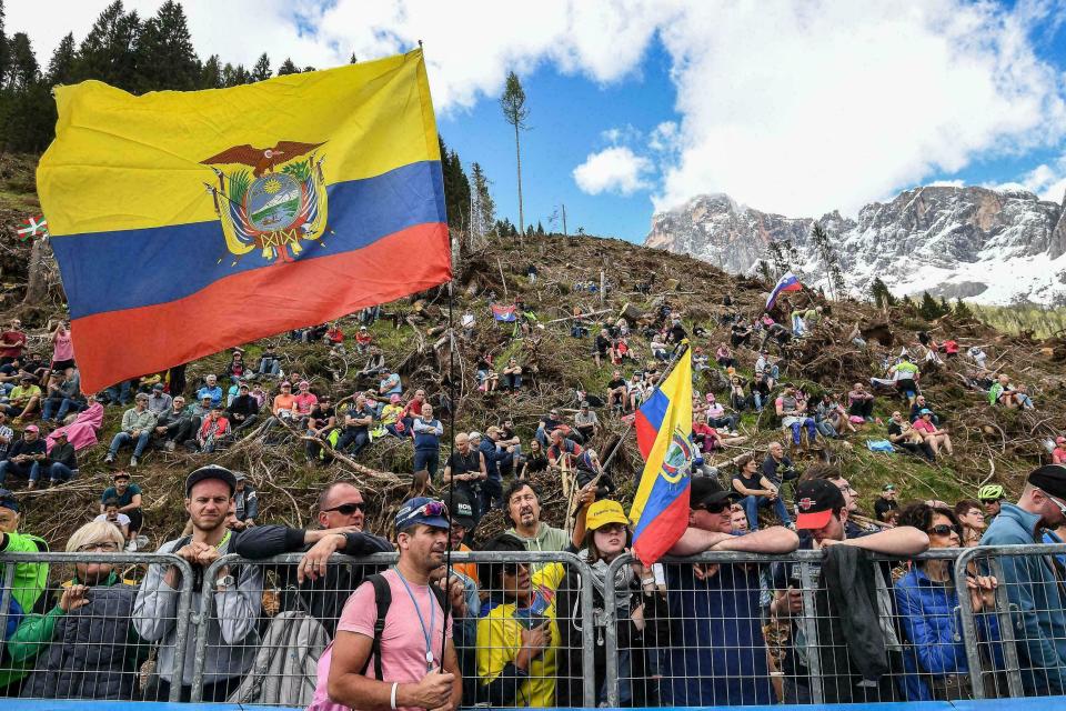 Aficionados ecuatorianos durante la 19na etapa del Giro de Italia, el viernes 31 de mayo de 2019. El ecuatoriano Richard Carapaz lidera el Giro. (Alessandro Di Meo/ANSA via AP)