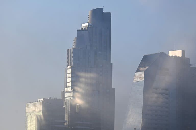 Vista de la niebla que cubre edificios