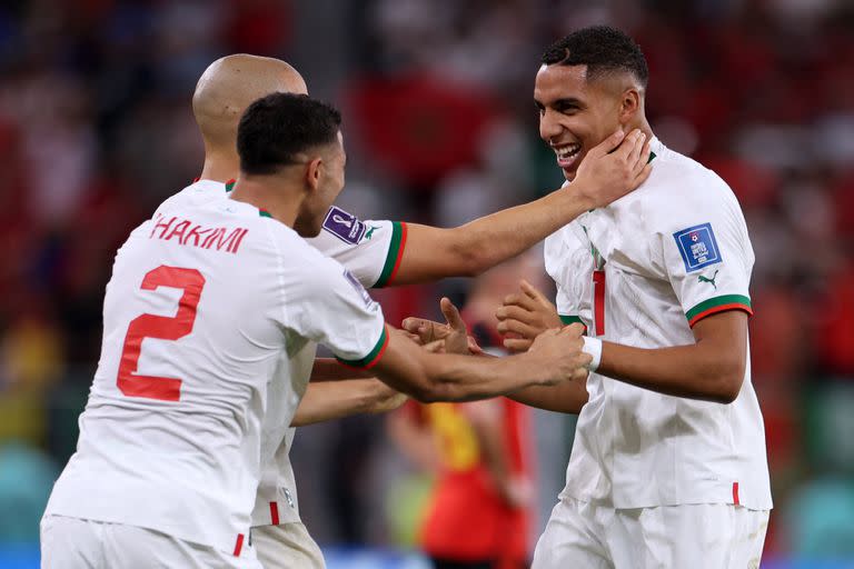 El mediocampista de Marruecos Abdelhamid Sabiri festeja con sus compañeros después de marcar el primer gol