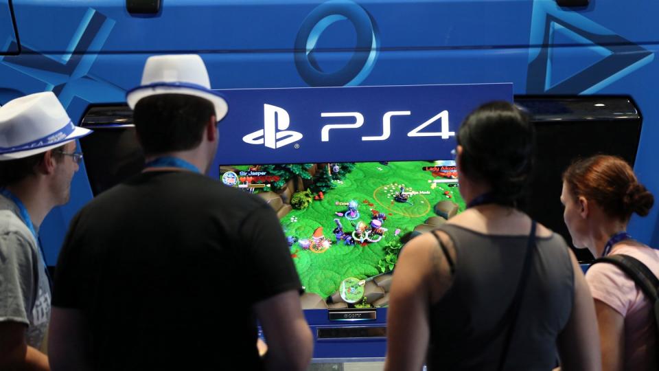 Besucher der Gamescom testen die Playstation 4 von Sony. Foto: Oliver Berg