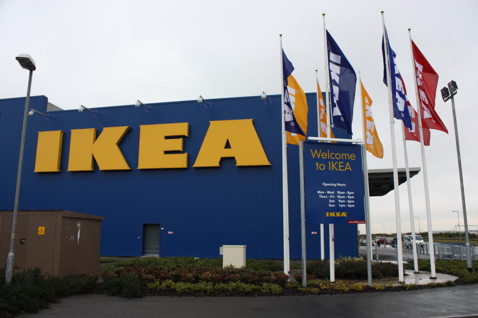 <p>El recorrido que los clientes de Ikea deben hacer por toda la tienda tiene un nombre oficial. La compañía sueca lo llama Camino Largo Natural y para que sea efectivo y el comprador termine llevándose algún producto debe tener una curva cada 15 metros. (Foto: Wikimedia Commons). </p>