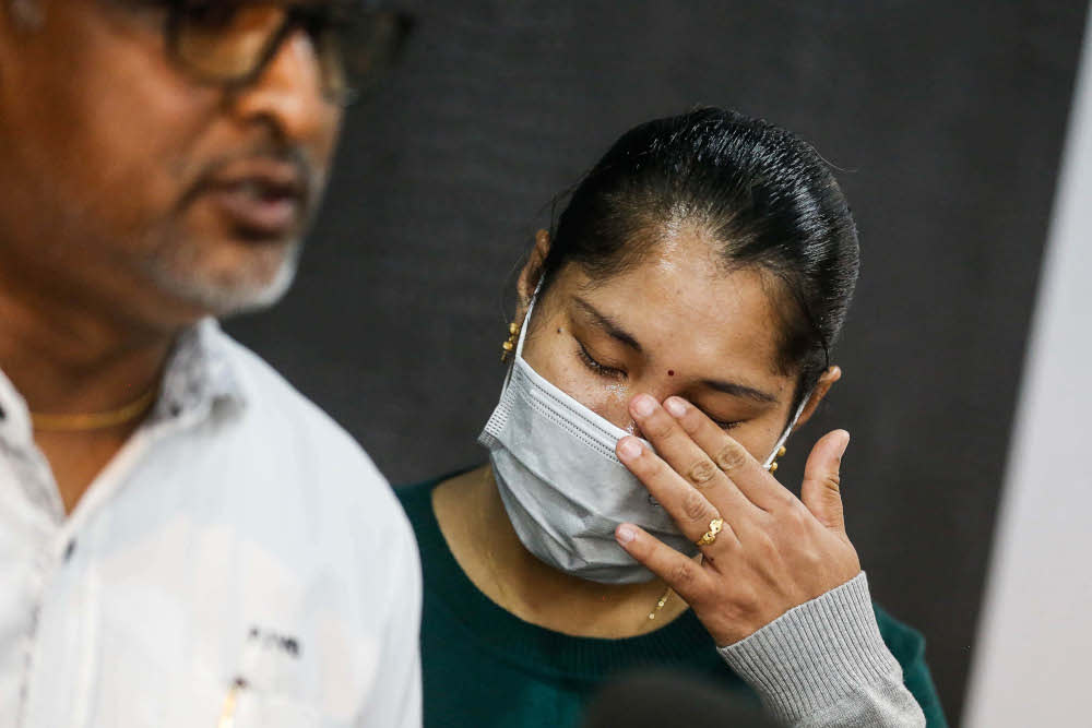 Loh Siew Hong in tears as she explains her situation where she was denied meeting her children in Jitra during the press conference at Wisma Tamilar Kural, Perai, February 15, 2022. — Picture by Sayuti Zainudin