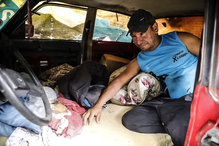 Un grupo de vecinos decidió vivir en la calle -en sus autos y carpas- para poder observar sus viviendas desde lejos y evitar que sean robadas