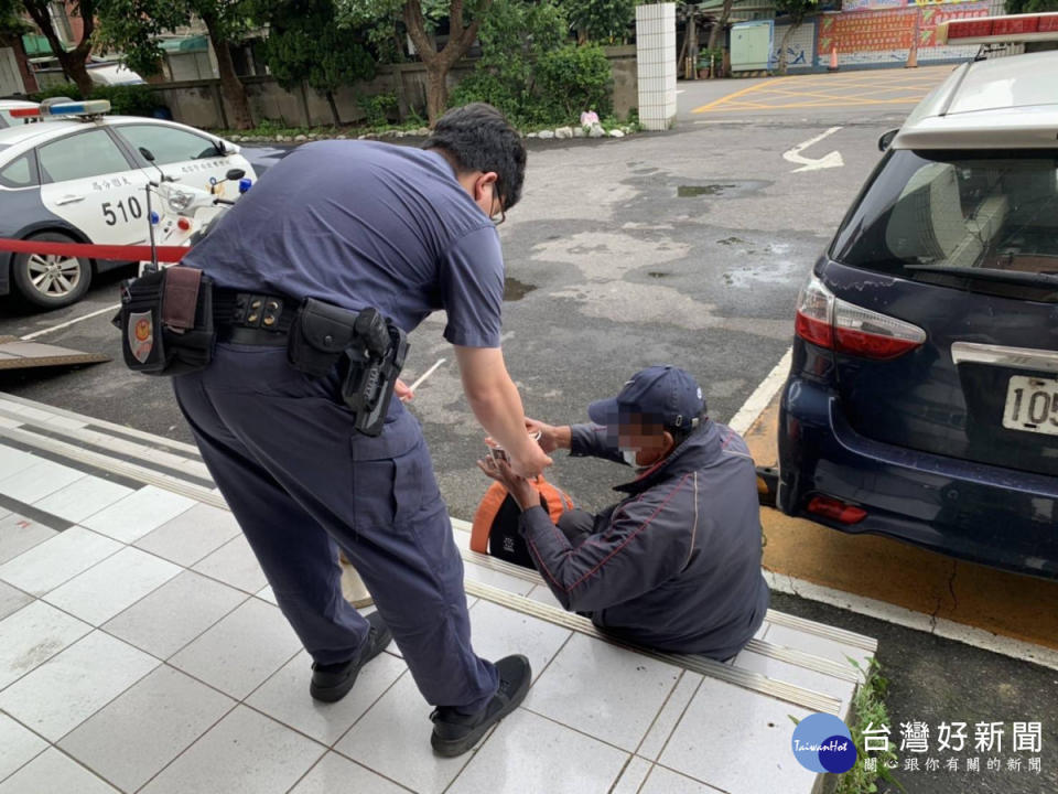 老翁舊疾復發沒錢就醫，大園暖警即時伸援手。