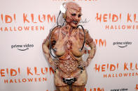 <p>Zombie oder doch Alien? 2019 präsentierte sich Heidi Klum im Grusel-Look mit heraushängenden Organen, verrosteten Schrauben, Klammern und Schläuchen. Frankensteins Braut lässt grüßen, spektakulär war der Look dennoch!</p> 