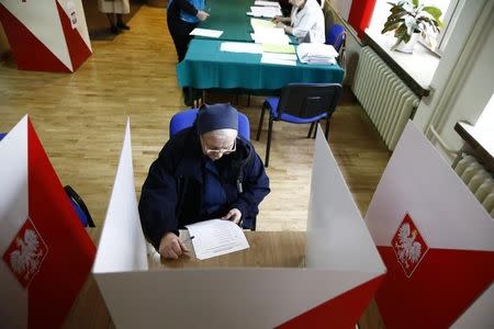 A Catholic nun fills out her ballot paper before casting her vote in the first round of the Presidential election at a polling station in Warsaw, Poland May 10, 2015. REUTERS/Kacper Pempel