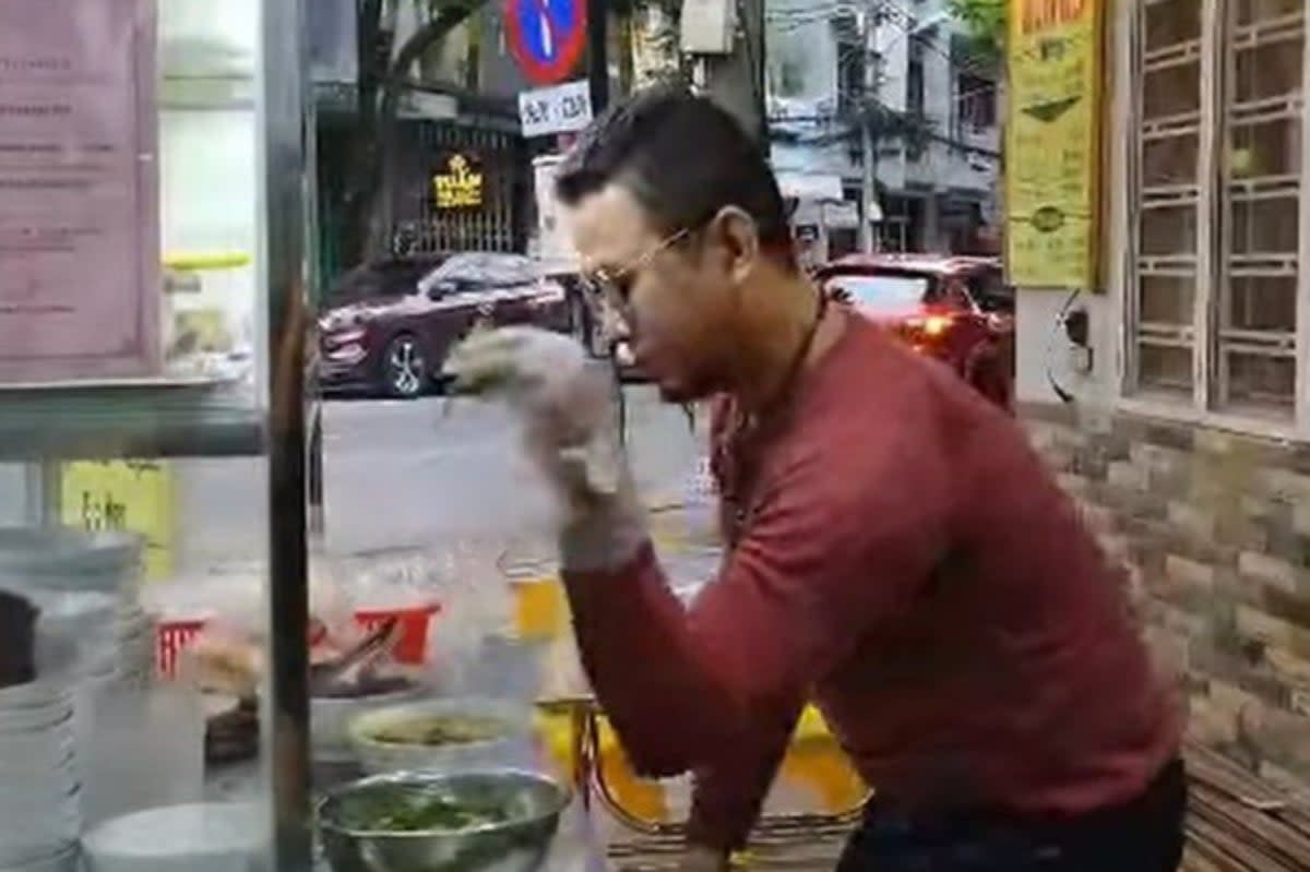 A clip from Bui Tuan Lam’s viral video, which shows him immpersonating restaurateur Nusret Gökçe, known as ‘Salt Bae’ (VivaVideo)