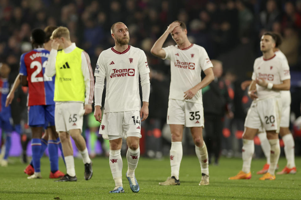 Jugadores del Manchester United reaccionan a un decepcionante encuentro de la Liga Premier ante el Crystal Palace el lunes 6 de mayo del 2024. (AP Foto/Ian Walton)