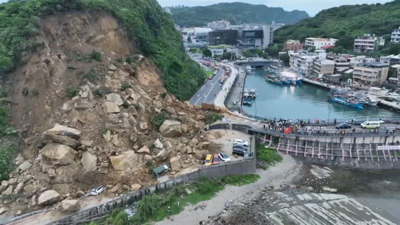 台2線北寧路遭大面積落石堵住中斷，公路局公布替代路線。（圖／翻攝畫面）