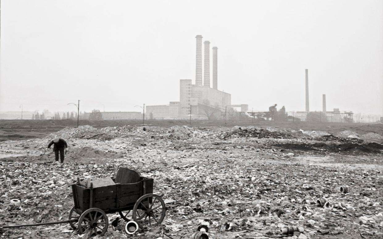 A pram abandoned in front of the Reuter power plant in 1953 - Archiv Hahn/Weissberg/ullstein bild via Getty Images