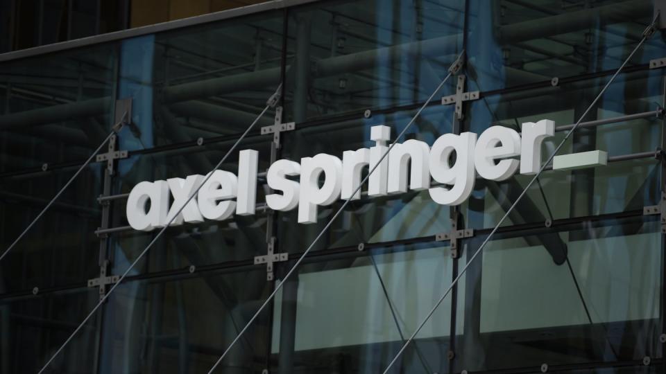 Schriftzug von Axel Springer an der Zentrale in Berlin. Foto: Sven Braun