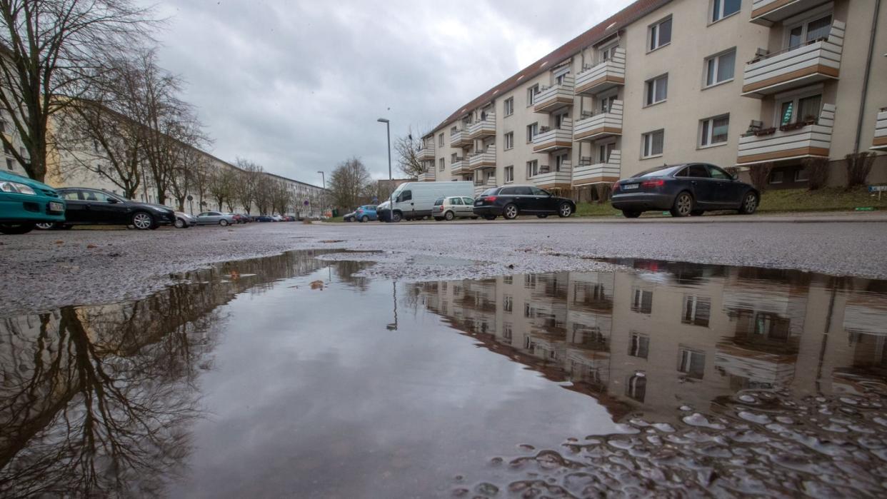 Bei einem Polizeieinsatz in Boizenburg an der Elbe ist ein Polizist angeschossen worden. Der Schützee steht im Verdacht, vorher einen Nachbarn getötet zu haben.