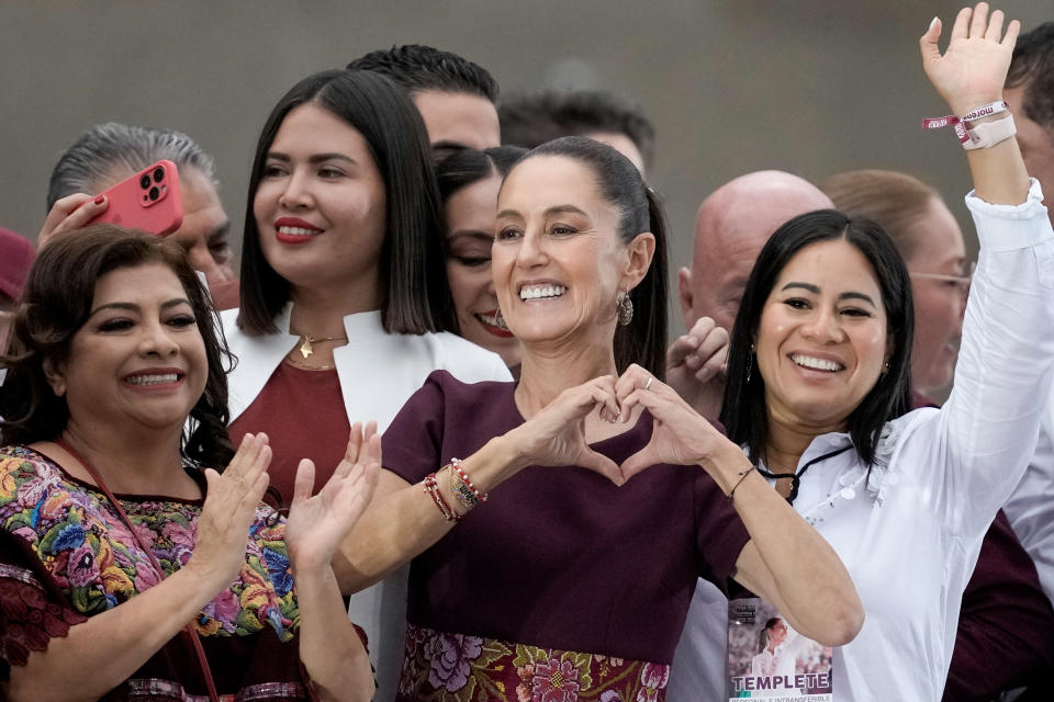 La candidata presidencial Claudia Sheinbaum hace gestos durante su mitin de cierre de campaña en el Zócalo de la Ciudad de México, el miércoles 29 de mayo de 2024. Las elecciones generales de México están programadas para el 2 de junio. (Foto AP/Eduardo Verdugo)