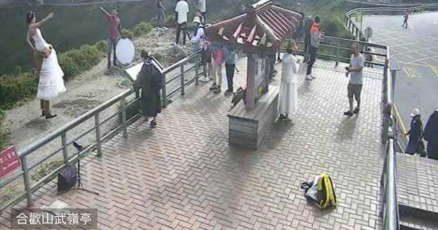 新人不顧危險站在懸崖邊拍攝婚紗照。（圖／翻攝自中橫路況交通資訊臉書）