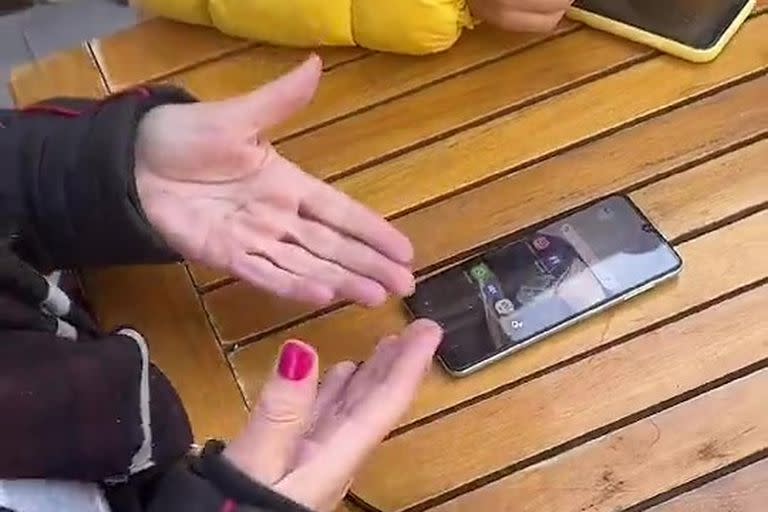 Una mujer encontró una forma muy creativa de salvar un escollo importante: a su celular le dejó de funcionar el sensor de tacto de la pantalla