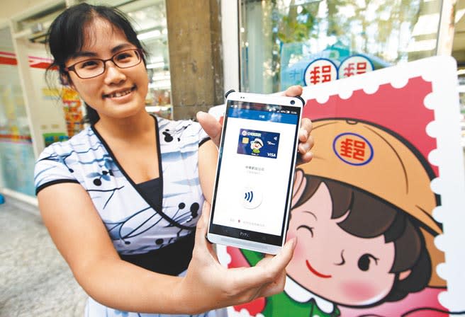 中華郵政「郵政VISA金融卡」規畫新增「悠遊卡」聯名卡功能。圖為中華郵政與臺灣行動支付公司攜手，推出郵政「行動VISA卡」與「行動金融卡」。（陳信翰攝）