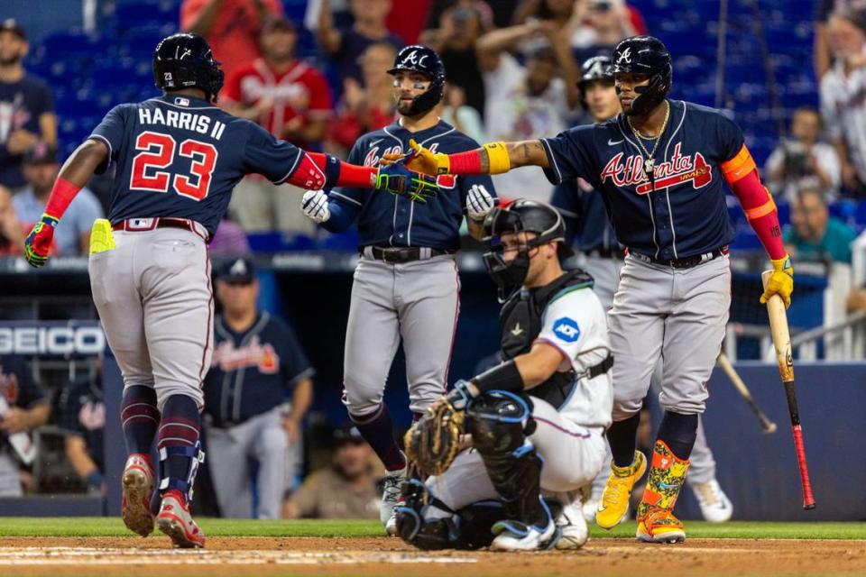 El jardinero central de los Bravos Michael Harris II celebra con sus compañeros de equipo tras pegar un jonrón en el segundo inning del partido ante los Marlins, celebrado el 3 de mayo de 2023 en Miami.