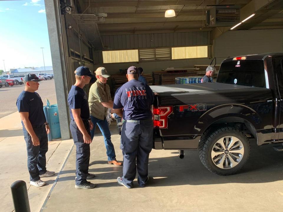 Odessa, Texas Residents Help Each Other Overcome Water Shortage After System Breaks amid Heat Wave