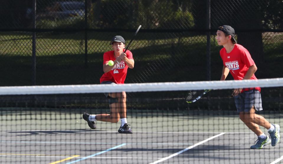 JJ Martin de Seabreeze devuelve un tiro durante la acción de dobles con Hunter Shuler contra Flagler Palm Coast, el miércoles 10 de abril de 2024, en Nova Community Park en Ormond Beach.